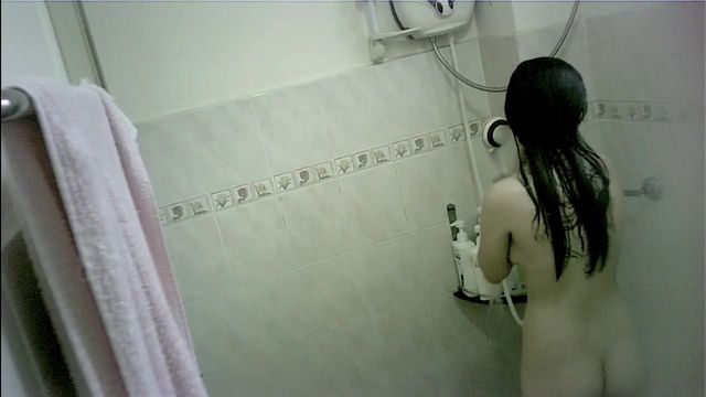 老婆上夜班浴室偷放摄像头偷窥小姨子洗澡